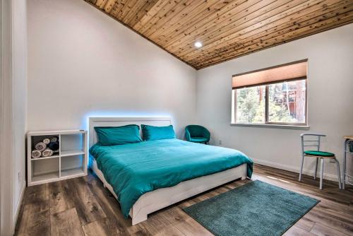 een slaapkamer met een bed en een raam bij Pine Mountain Club Villa with Sauna, Deck and Views! in Pine Mountain Club