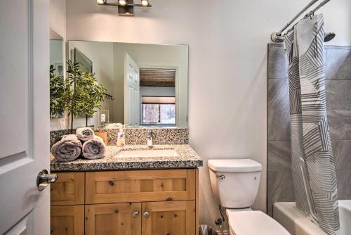 een badkamer met een wastafel, een toilet en een spiegel bij Pine Mountain Club Villa with Sauna, Deck and Views! in Pine Mountain Club