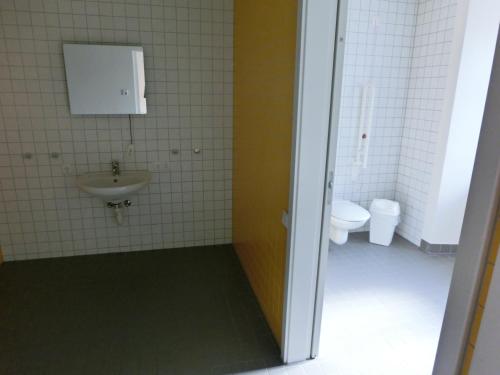 łazienka z umywalką i toaletą w obiekcie Jugendherberge Rottweil w mieście Rottweil