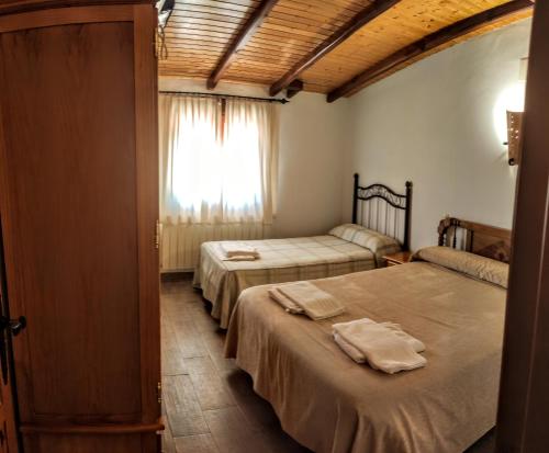 a room with two beds and a window at Calar de la Sima in Yeste