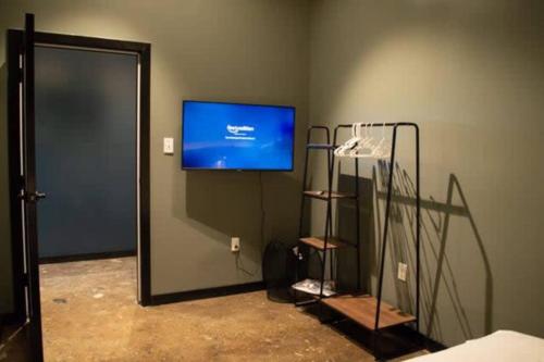 a room with a flat screen tv and a mirror at 3E - *Renovated* 3 min to Hillman Cancer Center Sleeps 6 in Pittsburgh