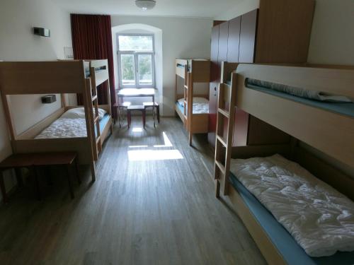 Кровать или кровати в номере Jugendherberge Rottweil
