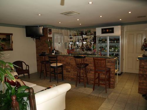 Ο χώρος του lounge ή του μπαρ στο Civic Motor Inn