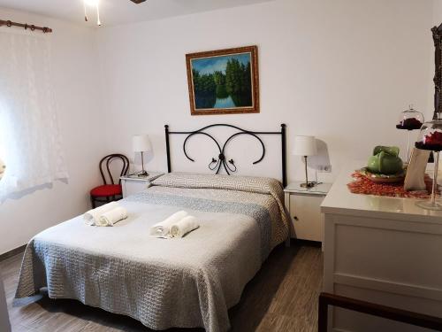 ein Schlafzimmer mit einem Bett mit zwei Handtüchern darauf in der Unterkunft Casa rural en Torrecuevas in Almuñécar