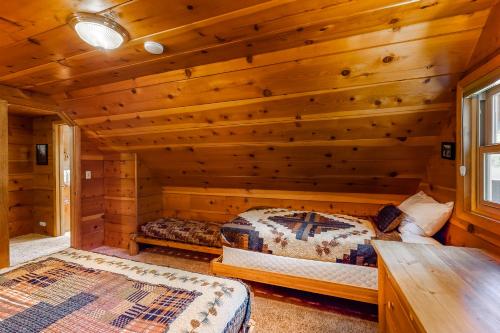 a bedroom with two beds in a log cabin at Williams Cabin in Shaver Lake