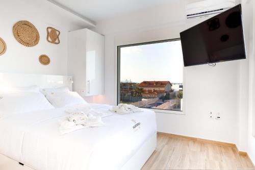 Кровать или кровати в номере Sardines Luxury Villas