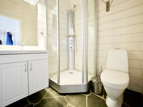 a bathroom with a shower and a toilet and a sink at Eagle Bay Lofoten in Gravdal