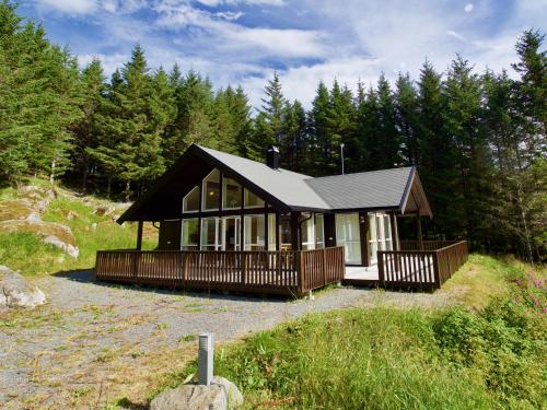 a small house in the middle of a forest at Eagle Bay Lofoten in Gravdal