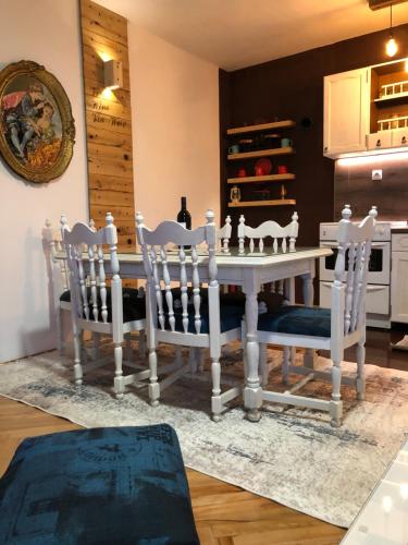a dining room with a table and chairs at Apartman EXCLUZIV in Prijedor