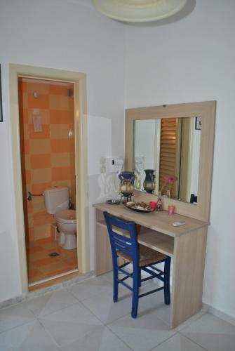 a bathroom with a table and a mirror and a toilet at Fernando in Ofrínion