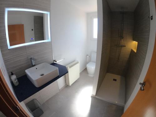 uma casa de banho com um lavatório, um WC e um espelho. em CASA RURAL DOÑA LUCINDA em Albacete