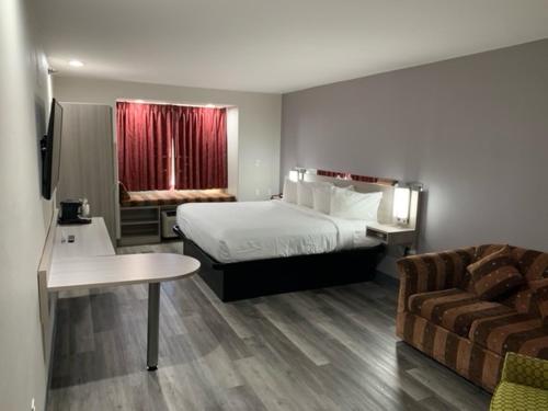Llit o llits en una habitació de Microtel Inn and Suites Clarksville