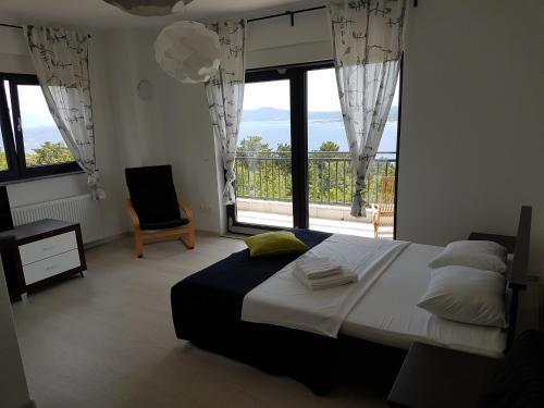 een slaapkamer met een groot bed en een groot raam bij Holiday home in Crikvenica 41598 in Crikvenica