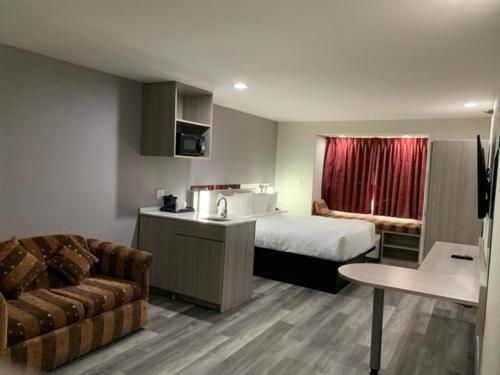 una camera d'albergo con un letto e un divano di Microtel Inn and Suites Clarksville a Clarksville