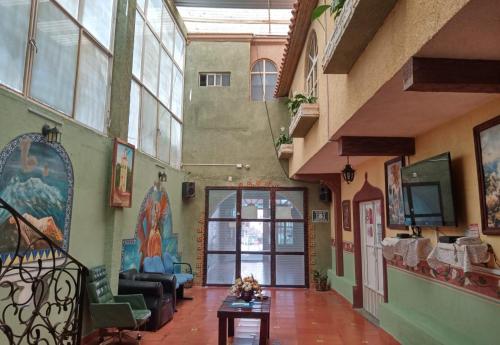 un salon avec un canapé et une table dans l'établissement El Portón de Cortés, à Tepeaca