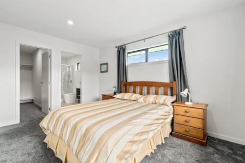 Letto o letti in una camera di Erskine Place - Lake Hawea Holiday Home