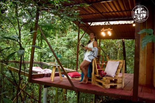 a woman standing on a swing in a tree house at BOSQUE EL DESCANSO in Jamundí