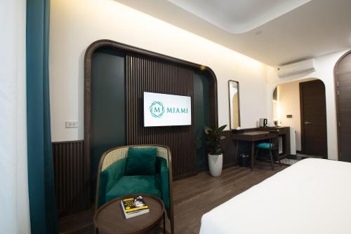 a hotel room with a bed and a chair and a desk at Khách sạn gần biển Miami Tuy Hoà Phú Yên in Liên Trì (3)