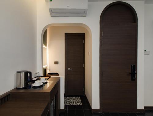 a kitchen with a black door and a counter top at Khách sạn gần biển Miami Tuy Hoà Phú Yên in Liên Trì (3)