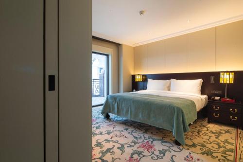 Un ou plusieurs lits dans un hébergement de l'établissement Grand Hotel Beijing Forbidden City