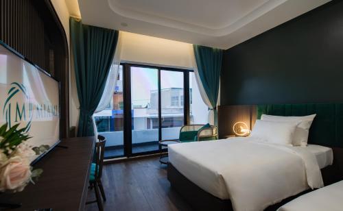 a hotel room with a bed and a window at Khách sạn gần biển Miami Tuy Hoà Phú Yên in Liên Trì (3)