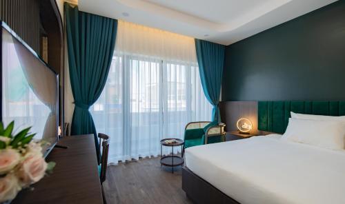 um quarto de hotel com uma cama e uma grande janela em Khách sạn gần biển Miami Tuy Hoà Phú Yên em Liên Trì (3)