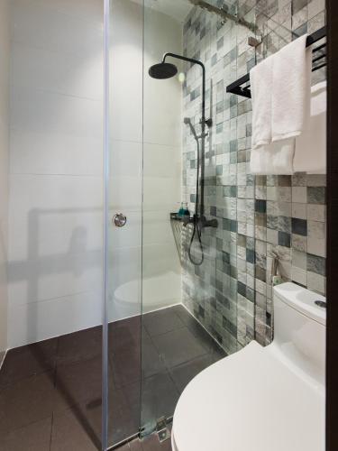 a bathroom with a glass shower with a toilet at Khách sạn gần biển Miami Tuy Hoà Phú Yên in Liên Trì (3)