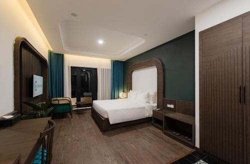 a hotel room with a bed and a desk at Khách sạn gần biển Miami Tuy Hoà Phú Yên in Liên Trì (3)