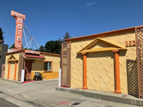 a building with a sign on the side of it at Budget Motel in Mountain View