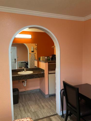 a kitchen with an archway and a sink in a room at Budget Motel in Mountain View