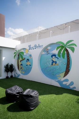 Bazén v ubytování BearPacker Patong Hostel nebo v jeho okolí