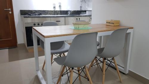 cocina con mesa de madera y 4 sillas en Patagonia Apart en Paraná