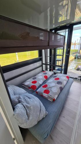 Krevet ili kreveti na kat u jedinici u objektu Hausboote Unteres Odertal Hausboot Kranich
