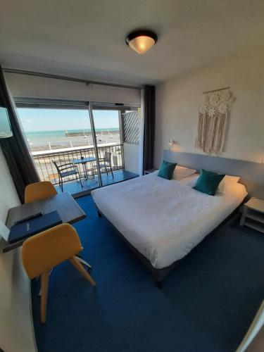 Ein Bett oder Betten in einem Zimmer der Unterkunft Hôtel du Port Bar Restaurant