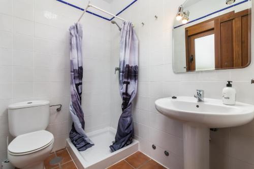 łazienka z toaletą i umywalką w obiekcie Finca Limón w mieście Pizarra