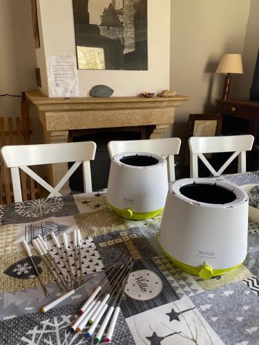 a table with two crock pots on top of it at CHALET Tout Confort Proche d AX 3 Domaines in Vèbre