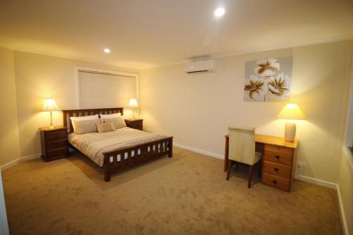 
A bed or beds in a room at Melbourne Airport House - Three Bedroom House
