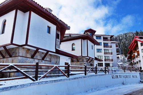 パンポロボにあるForest Nook Villasの前に柵がある建物