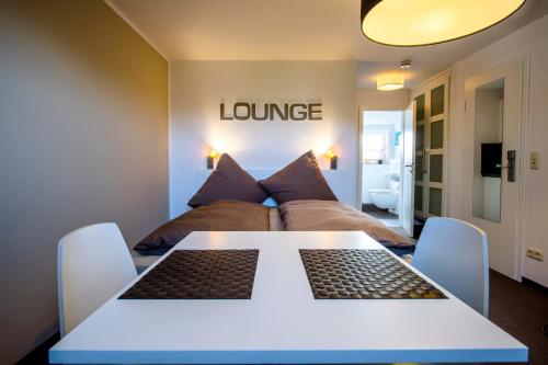 ein Zimmer mit einem Sofa und einem Tisch mit einem Laptop darauf in der Unterkunft Weinhaus an der Bergstrasse in Hamburg