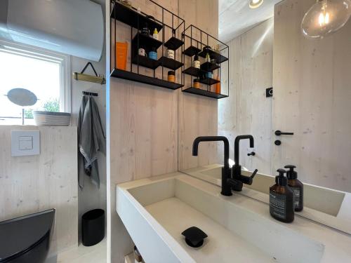 łazienka z umywalką i wanną w obiekcie Buqez Eco Resort - Beach Villa No 29 - Seaview w mieście Drage