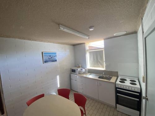 
A kitchen or kitchenette at Capri Motel
