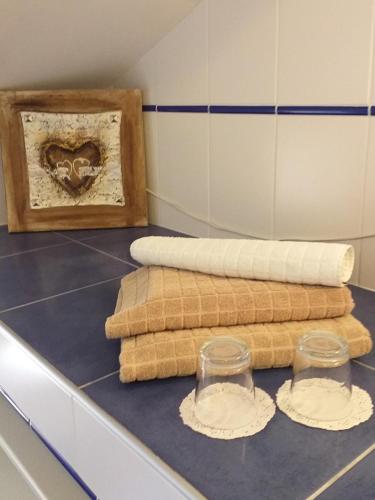 2 serviettes et 2 verres sur un comptoir dans une pièce dans l'établissement LA GRANGE TEMPLIERE 2018, à Peyreleau