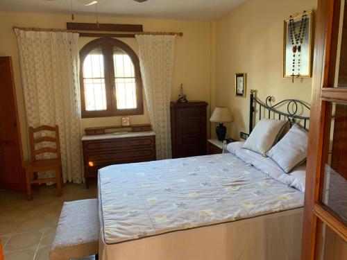 sypialnia z łóżkiem, biurkiem i oknem w obiekcie VERDEPLAYA w mieście Matalascañas