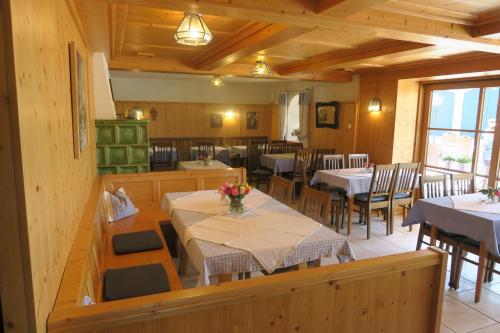 une salle à manger avec des tables et des chaises dans un restaurant dans l'établissement Gasthof Tiroler Hof, à Bad Feilnbach