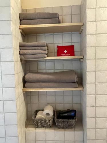 a shelf with towels and baskets in a bathroom at La Famulenta 17 in Grazzano Badoglio