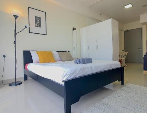 um quarto com uma cama grande num quarto em HYVE SOHO Cyberjaya by BeeStay Management em Cyberjaya