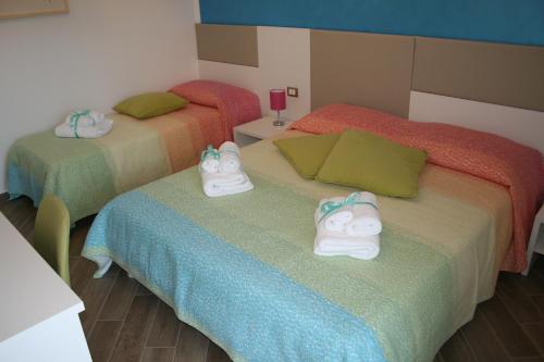 Una cama o camas en una habitación de PrimeQuerce