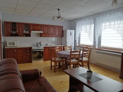 cocina y sala de estar con mesa y sillas en Mieszkanie Nad Popradem INPIW03, en Piwniczna-Zdrój