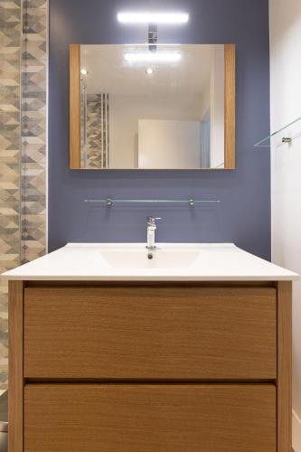 a bathroom with a sink and a mirror at Le petit Manhattan - Appartement privé de 45 m2 - 2 à 4 personnes - Parking privé in Metz