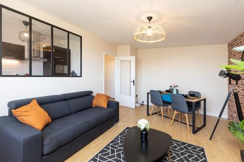 a living room with a couch and a table at Le petit Manhattan - Appartement privé de 45 m2 - 2 à 4 personnes - Parking privé in Metz